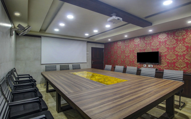 Itsy by Treebo - Golden Fiesta