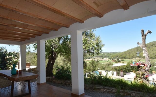 Charming Holiday House Within Walking Distance of Cala Llonga Beach and Village