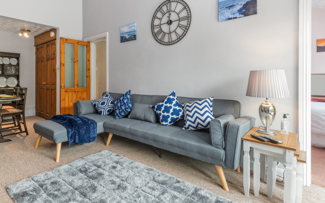 The Hollies - Short Walk to Beach, Peaceful Location, Parking