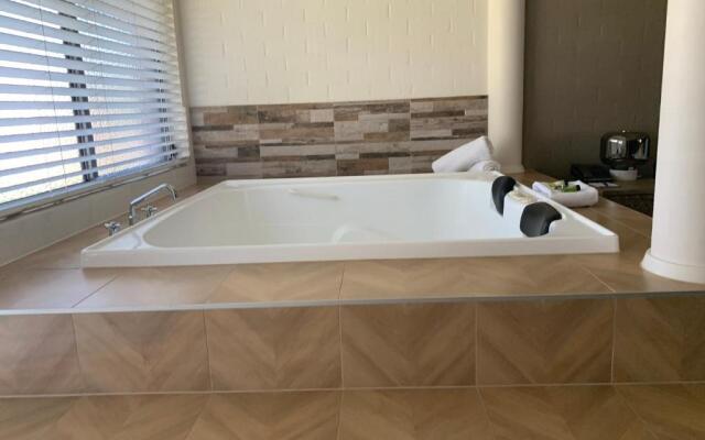 Blazing Stump Motel & Suites