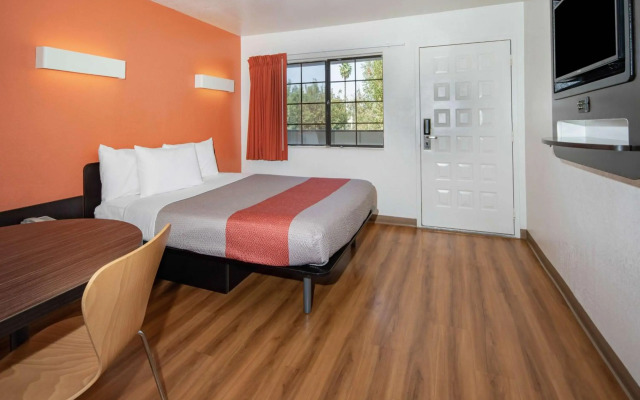 Motel 6 Thousand Oaks, CA