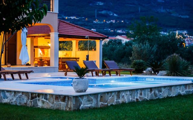 Luxury Secluded Villa w. Pool, Jacuzzi and Garden