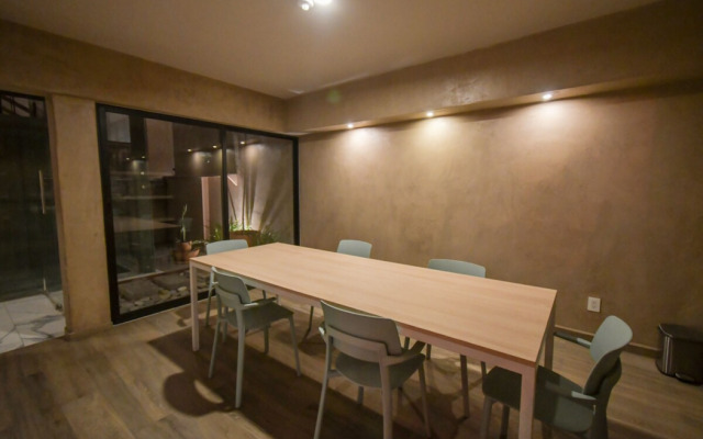 Expo Satelite 2750 Hotel & Suites