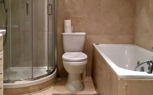 2 Bedroom Apartment Earl's Court
