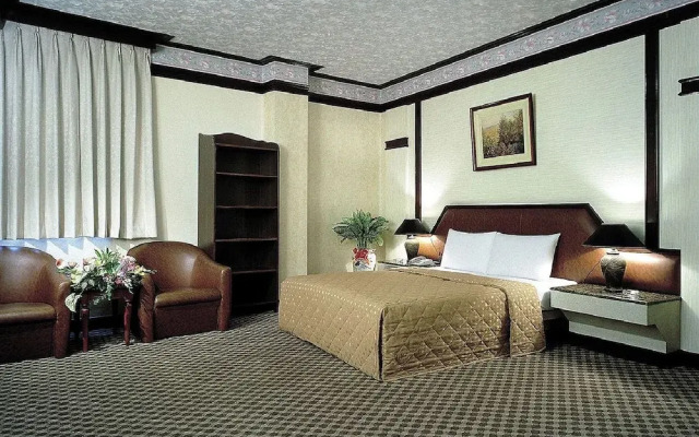 Longsheng Business and Leisure Hotel