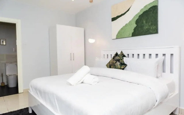 Ebs Legend Lennox Apartment