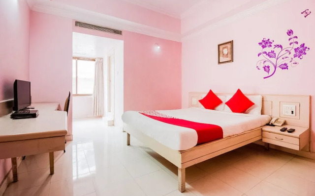 OYO 737 Hotel Manny'S Palace