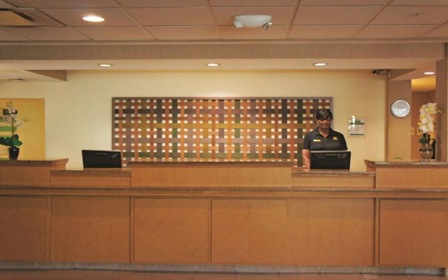 La Quinta Inn & Suites by Wyndham Houston Bush IAH South