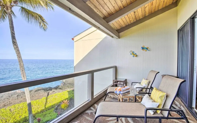 Airy Oceanfront Kailua-kona Gem w/ Community Pool