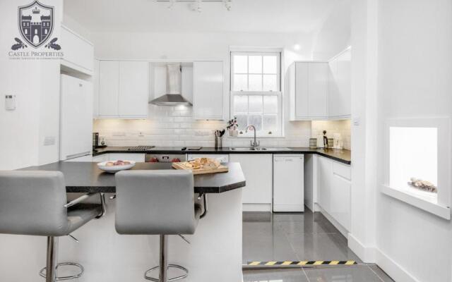 Castle Properties: The Sovereign 5 Bed Town House
