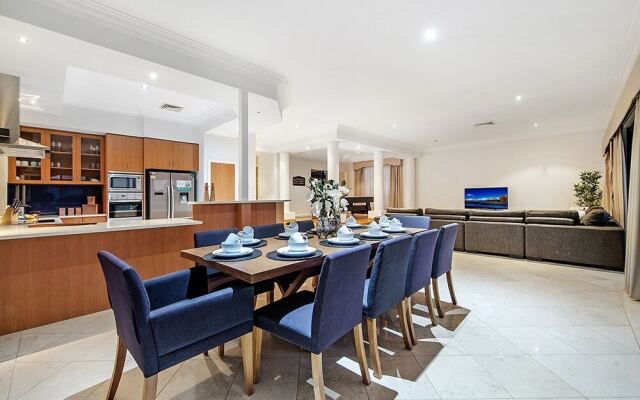 Stunning Lake Front House Amalfi Drive