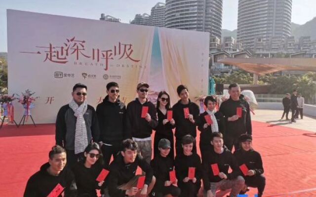 HuiDongXunLlaoWanWuDiHaiJingApartment