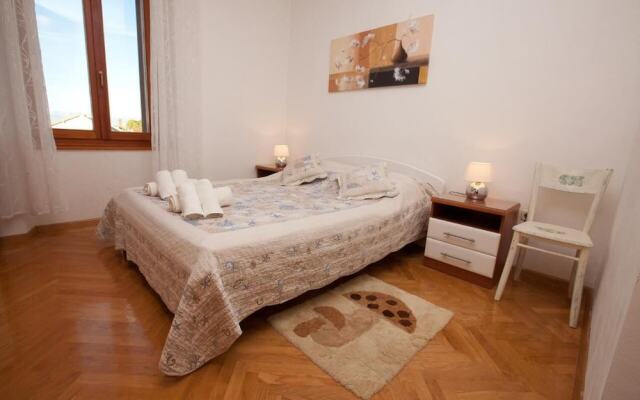Spacious Apartment Milly With Pool
