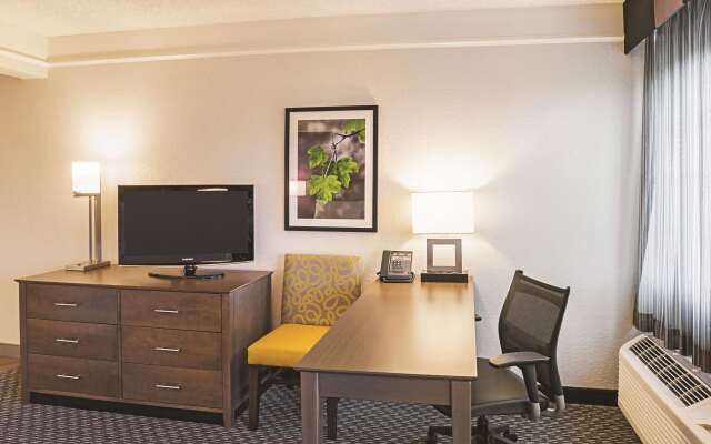 La Quinta Inn & Suites by Wyndham Fort Worth North