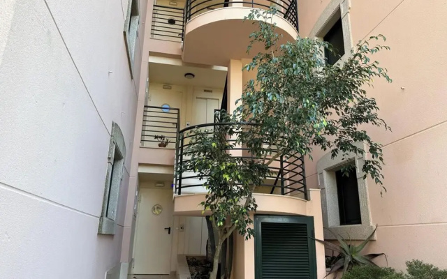 2 Bed Apt Sleeps 4 - Two TVs - Free Parking