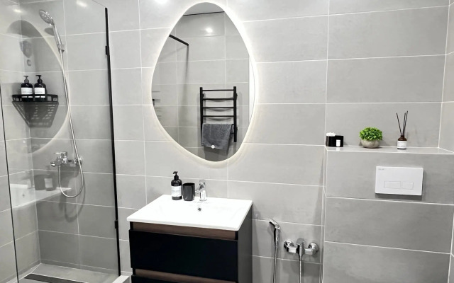 Стильная квартира у метро, ТЦ и парка