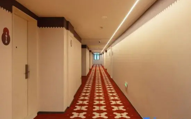 Hello Hotel（Wuhan skp Chuhehanjie Branch)