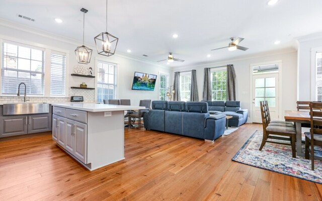 Stunning Modern and Fully-Upgraded 5 BR with Pool