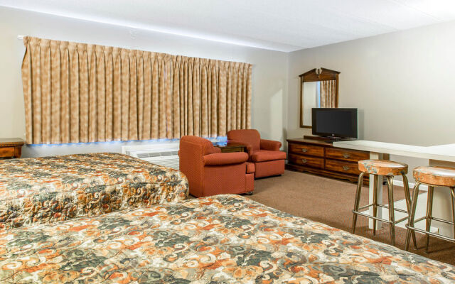 Econo Lodge Inn & Suites Groton