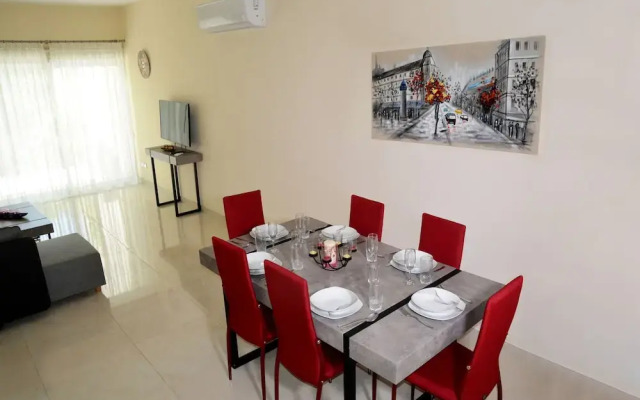 2BR Maisonette Pool - Walk to Beach