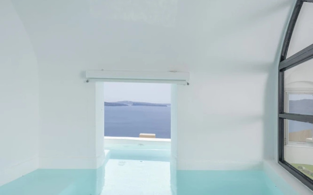 Nano Oia Canaves