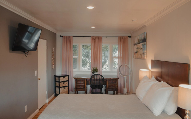 Seaside Laguna Inn & Suites