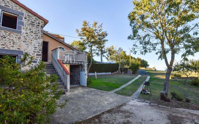 Charming Holiday Home in Saint-beauzire Near Forest