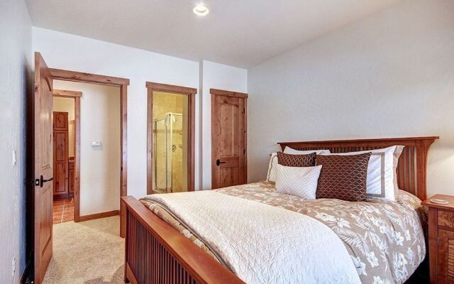 Pine Needle Lodge 5 Bedroom Home by RedAwning