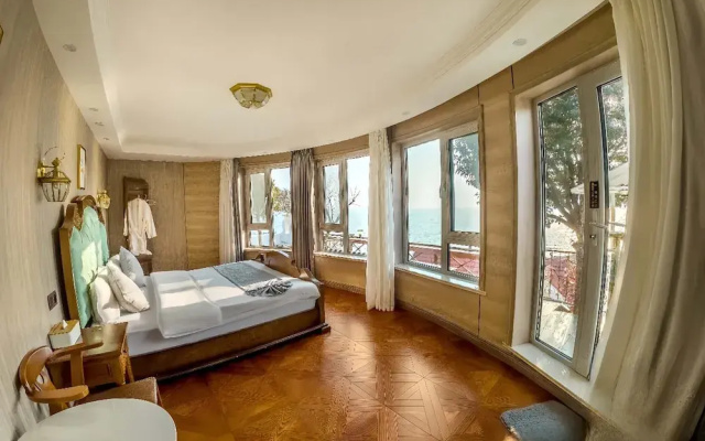 Laoshan Swan Castle Vacation Garden B&B