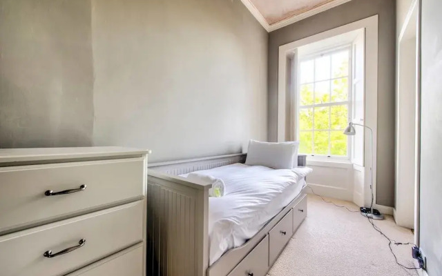 Bright and Spacious 4-bedroom Apart in Stockbridge