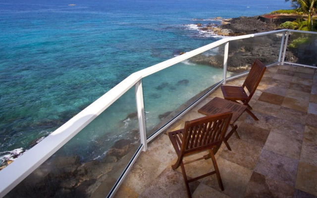 Hale Honu Oceanfront by RedAwning
