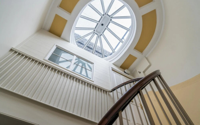 Queen St: Superb Penthouse Flat W/roof Terrace