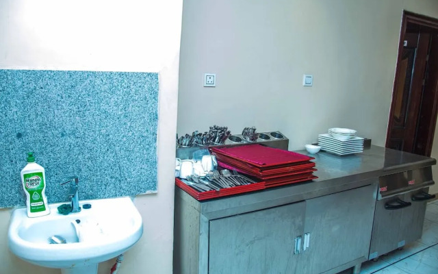 Royal Crest Hotel & Suites