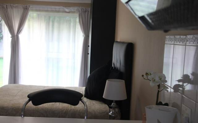 Chic & Serene 1-Bed Haven in Roodepoort