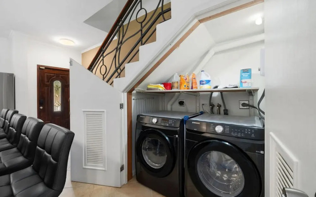 Upscale Gated Community Oasis Close to the Beach