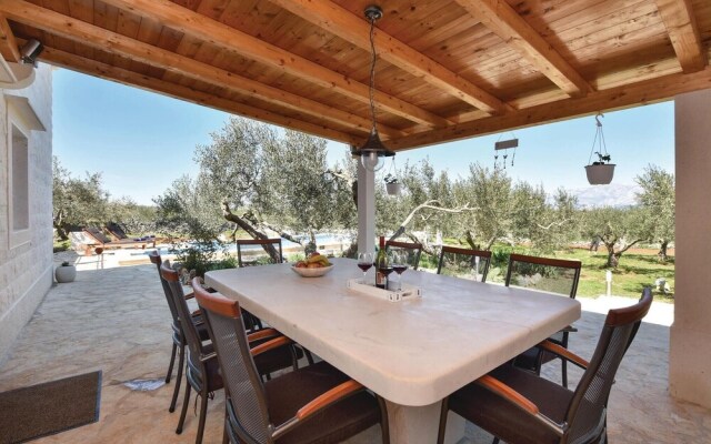 Amazing Home in Pucisca With 3 Bedrooms, Wifi and Outdoor Swimming Pool