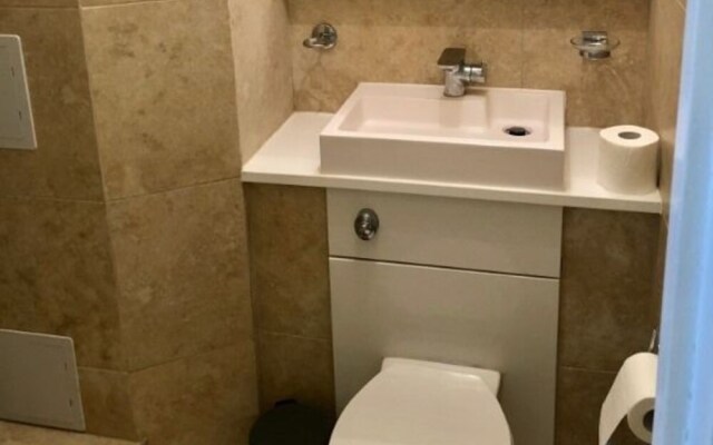 Central 2 Bed Apt Next To Victoria Station