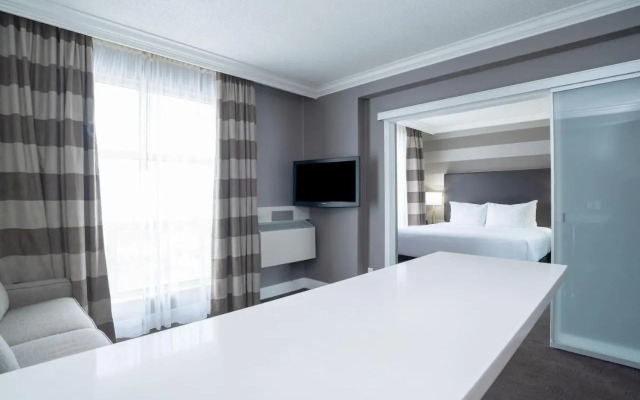 Stage West All-Suite Hotel & Theatre Restaurant