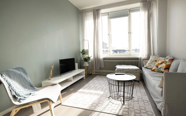 2ndhomes Central 1BR Top Floor Home