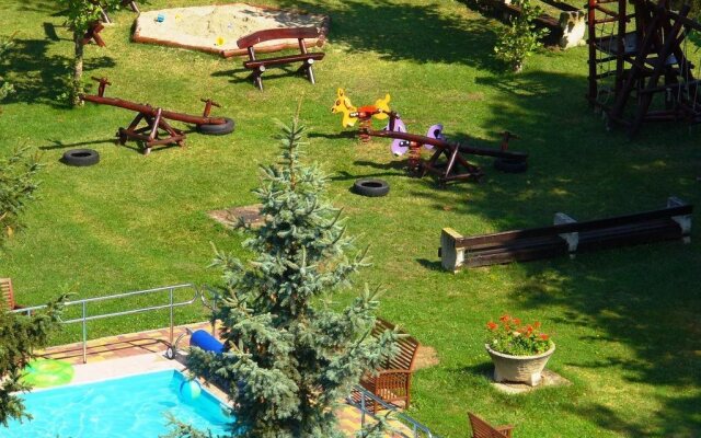 Hotel Harom Hattyu