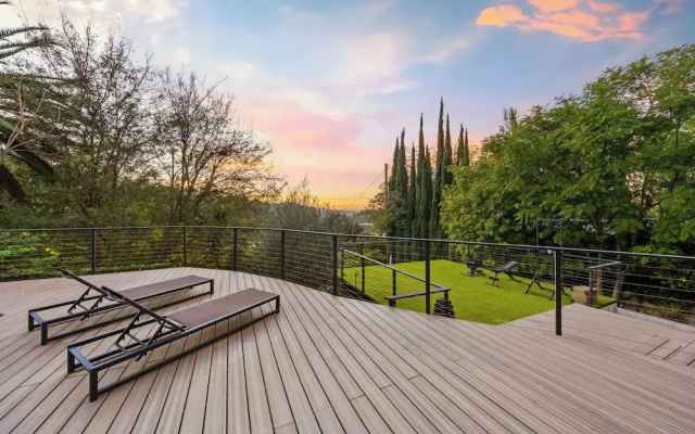 Farley Court - Stylish Hillside Residence With Stunning Views