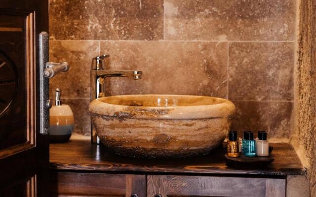 Bayar Cave Suites
