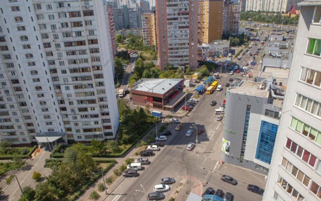 Apartment in 2 Min from Poznyaky Metro Station