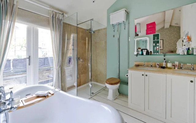 Delightful 3-bed Family Home Bayswater