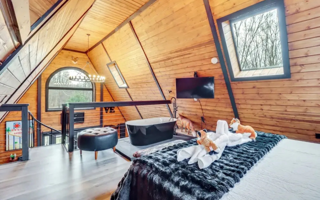 9 Mi to Big Boulder Mtn: A-frame Cabin w/ Hot Tub