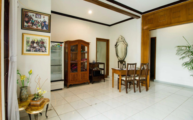 Santo Guest House by RedDoorz