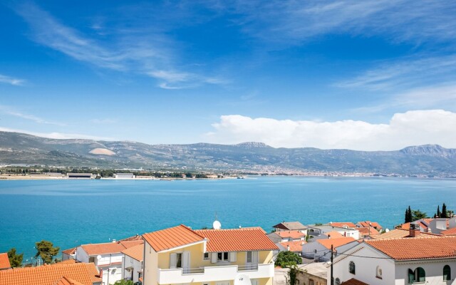 Restful Apartment in Mastrinka near Beach & Town Center