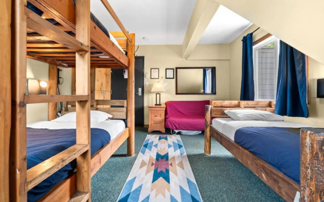 Squamish Adventure Inn & Hostel
