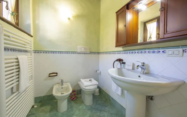 Liano Rosa-view Lake & Parking