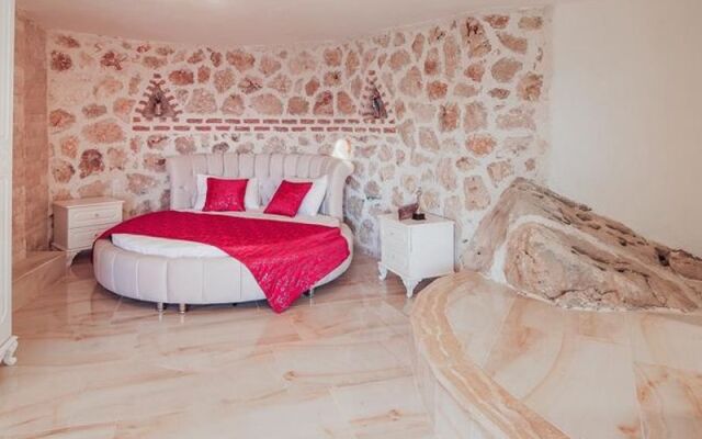 Villa Stone Heart